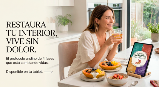 Mujer sonriendo y comiendo un desayuno saludable con papaya mientras lee el libro digital El fin de la Gastritis de Amanitas en su tablet.