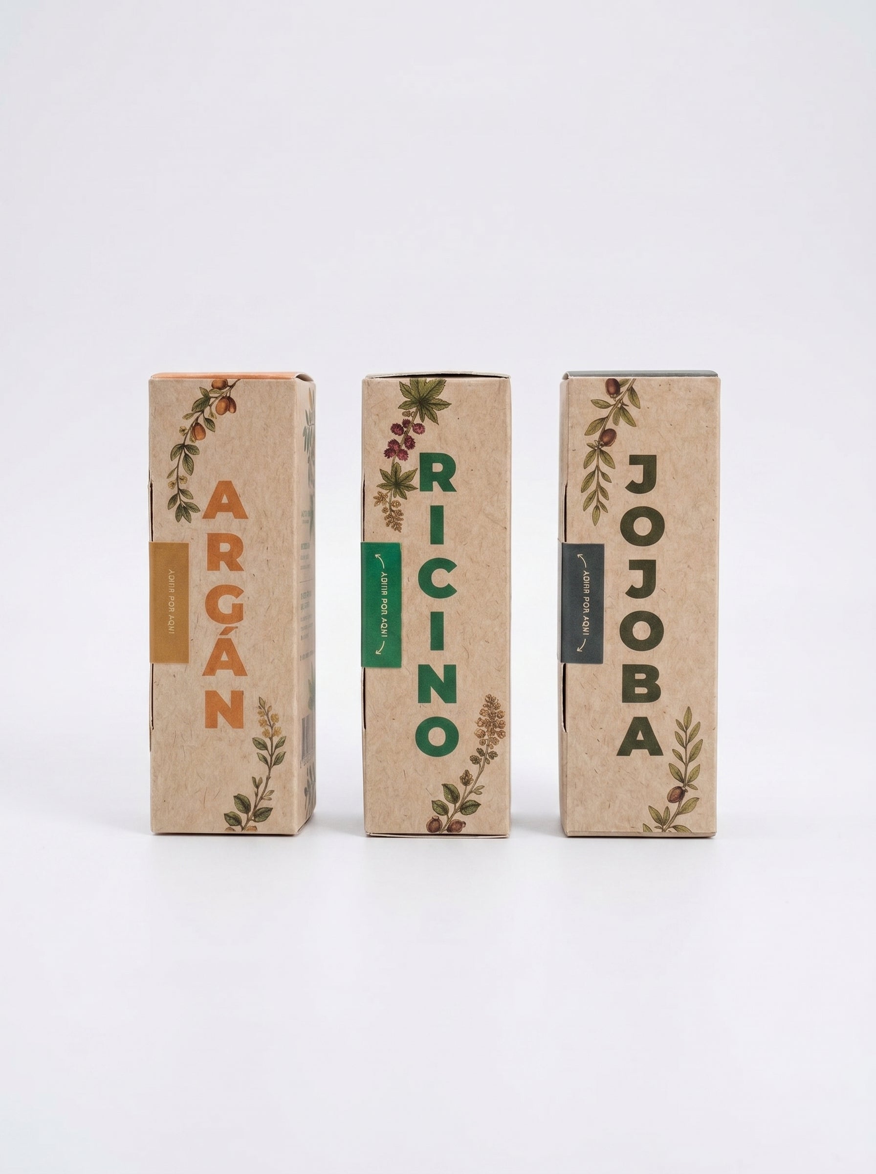 Set de tres aceites naturales de la marca Amanitas: Argán, Ricino y Jojoba. Los empaques de cartón con diseño de ilustraciones botánicas muestran la presentación premium y ecológica de la colección de aceites prensados en frío
