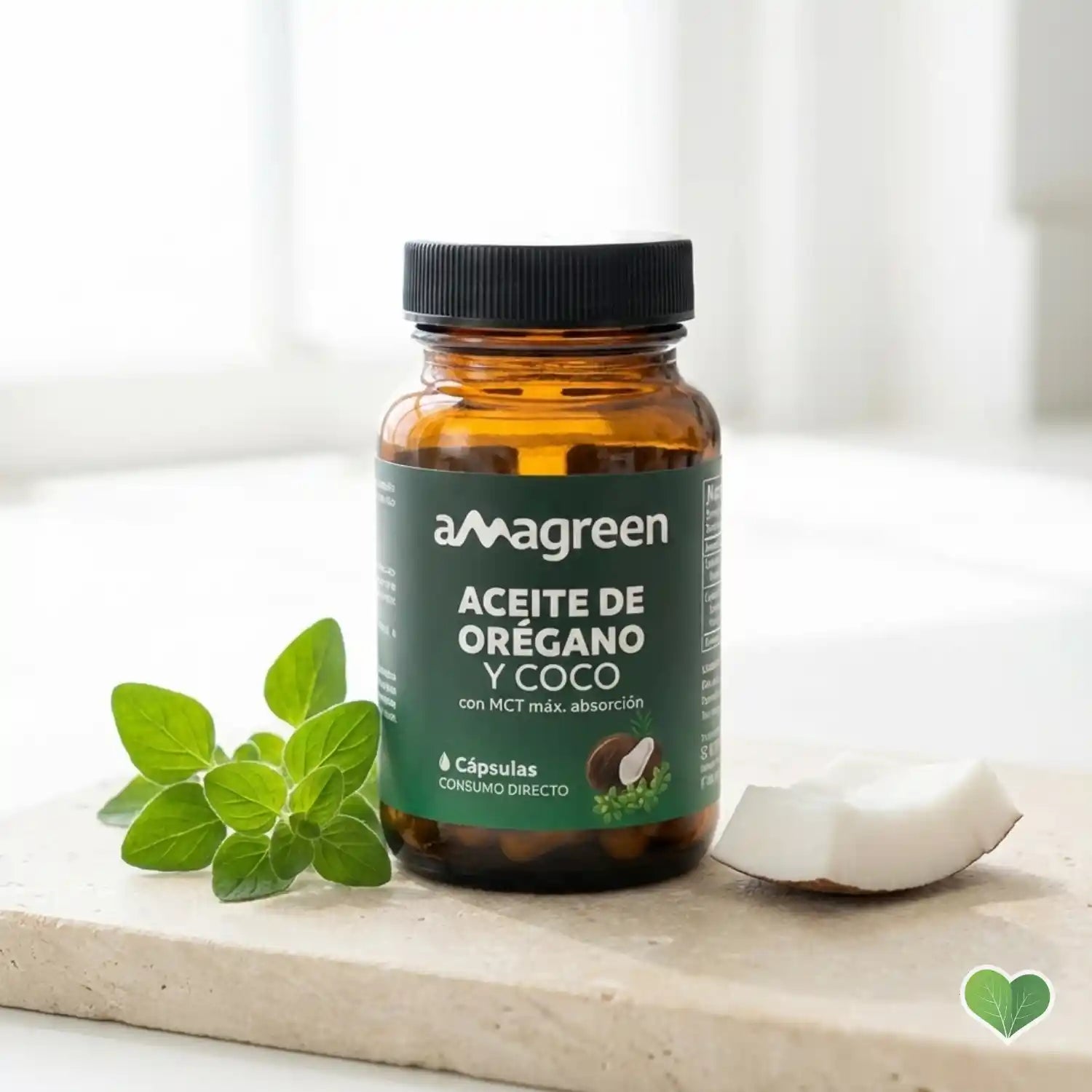 Aceite de Orégano y Coco Amagreen en cápsulas rodeado de hojas de orégano fresco y coco. Potente antibiótico natural con MCT para máxima absorción, ideal para tratar SIBO, cándida y parásitos intestinales en Amanitas.pe