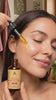 Mujer aplicando Aceite de Rosa Mosqueta puro de Amanitas en su rostro con un gotero, mostrando la textura del aceite y un acabado de piel radiante y saludable. Imagen de rutina de cuidado facial que destaca la calidad y pureza de nuestro producto estrella