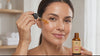Mujer aplicando Aceite de Rosa Mosqueta puro de Amanitas en su rostro con un gotero. Esta imagen de estilo de vida demuestra el uso diario y la textura ligera del aceite, destacando el acabado luminoso y saludable de la piel tras su aplicación.