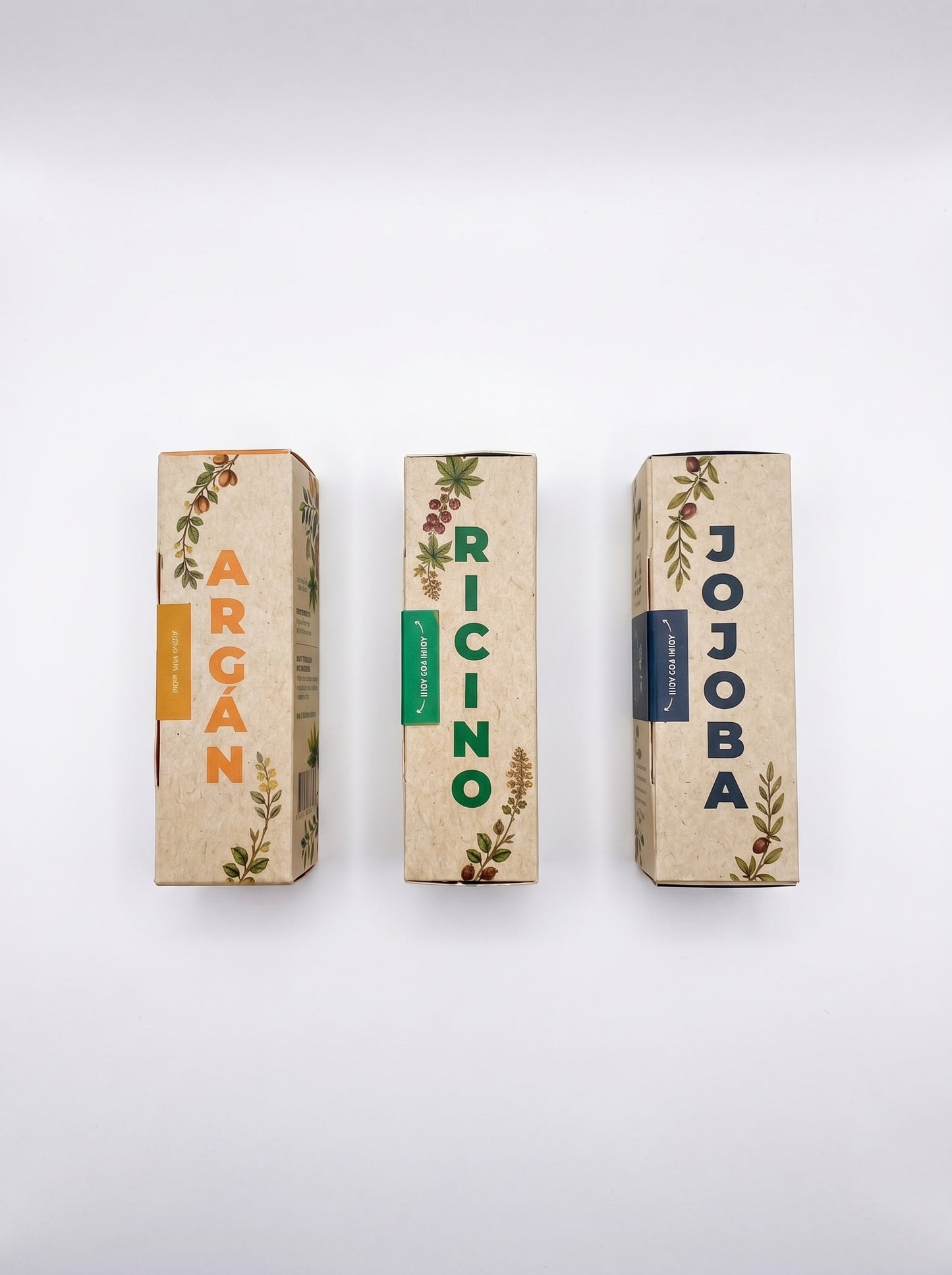 Set de aceites botánicos puros de la marca Amanitas: Argán, Ricino y Jojoba. Los empaques de cartón con diseño de ilustraciones botánicas destacan la calidad premium y el origen natural de estos aceites prensados en frío.