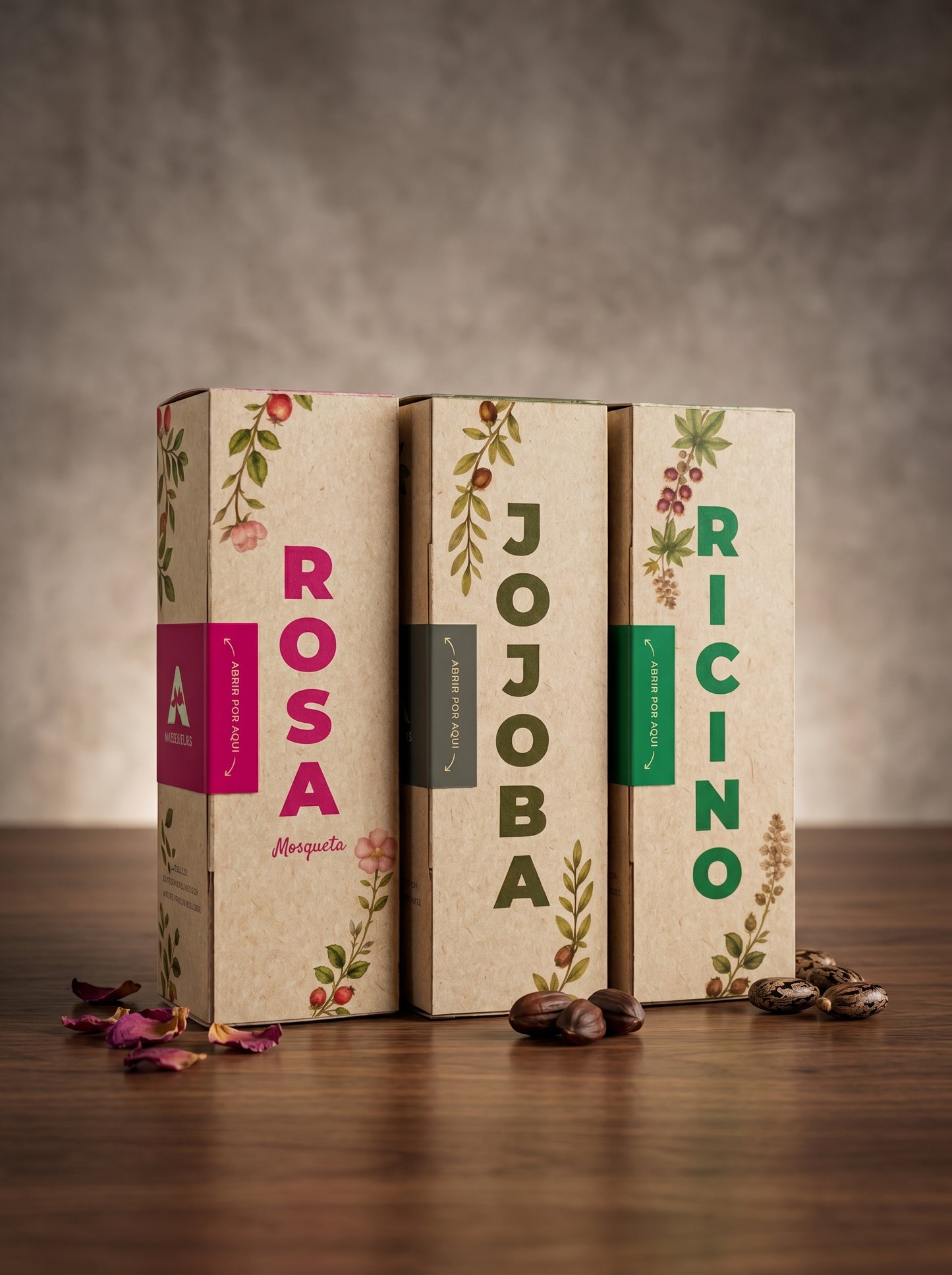 Set de tres aceites naturales de la marca Amanitas: Rosa Mosqueta, Jojoba y Ricino. Los empaques de cartón con diseño botánico están dispuestos sobre una superficie de madera, mostrando la presentación premium y ecológica de la colección de aceites prensados en frío.