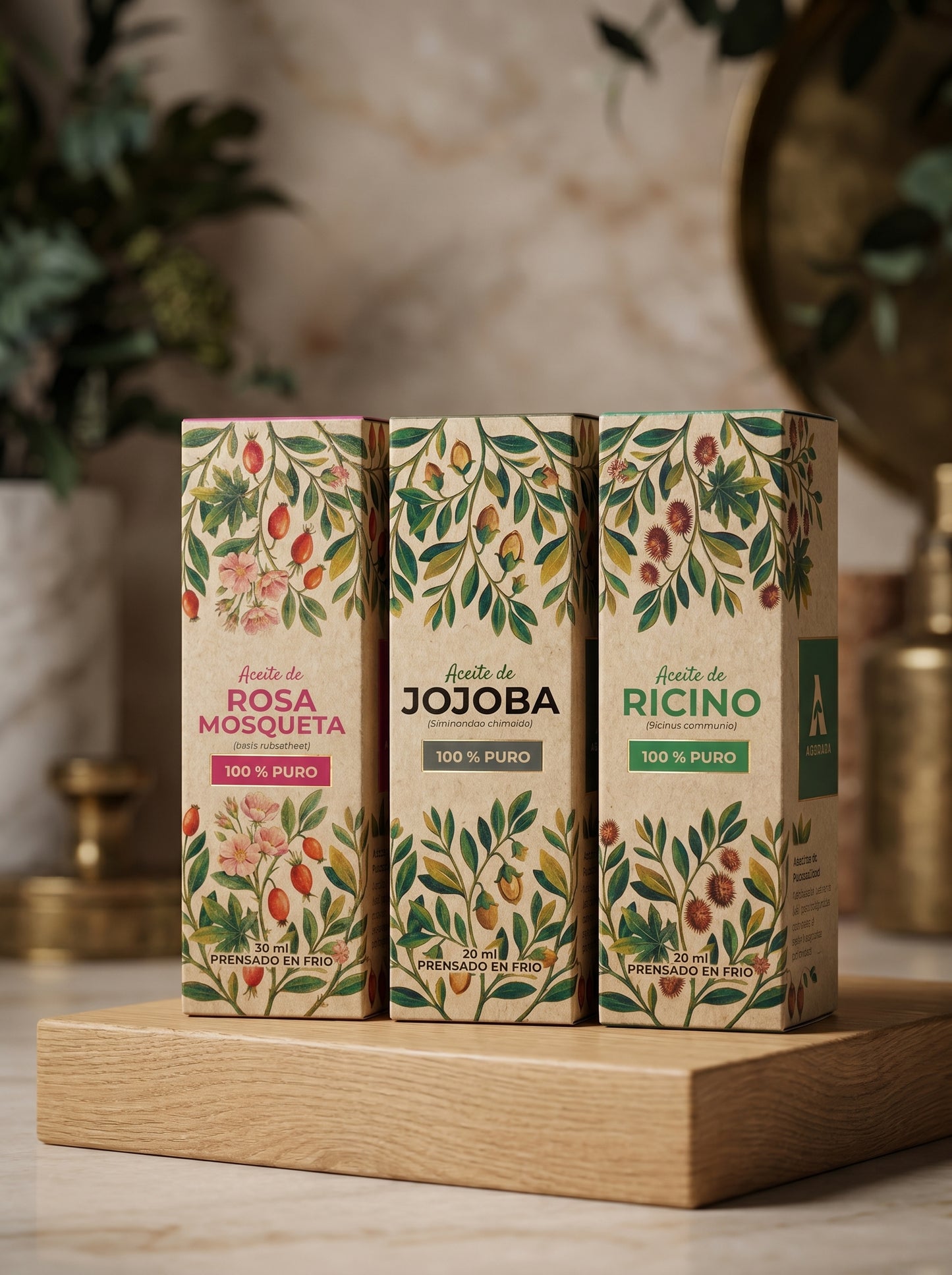 Set de tres aceites naturales puros de la marca Amanitas: Rosa Mosqueta, Jojoba y Ricino. Los empaques con detalladas ilustraciones botánicas se presentan sobre una base de madera, destacando su calidad artesanal y proceso de prensado en frío