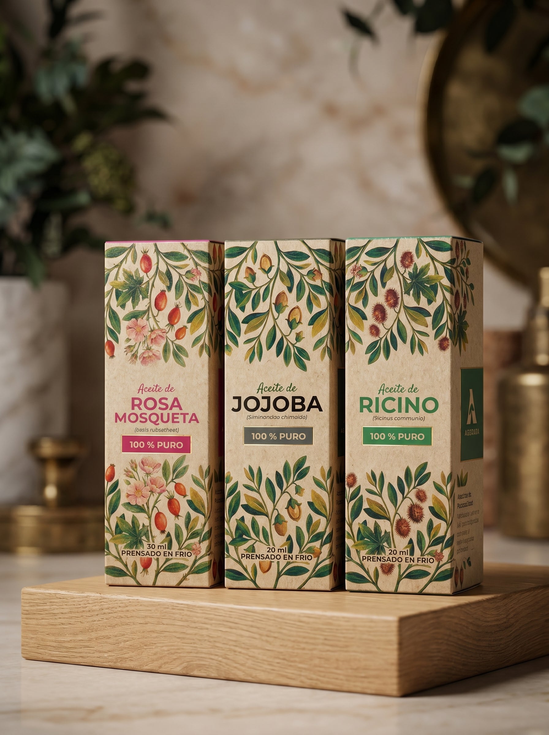 Set de tres aceites naturales puros de la marca Amanitas: Rosa Mosqueta, Jojoba y Ricino. Los empaques con detalladas ilustraciones botánicas se presentan sobre una base de madera, destacando su calidad artesanal y proceso de prensado en frío