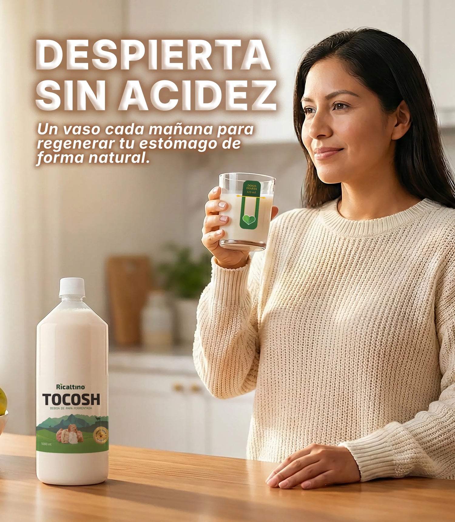 Mujer tomando un vaso de Tocosh Ricaltino para aliviar la acidez estomacal de forma natural. Bebida de papa fermentada ideal para regenerar la mucosa del estómago y tratar la gastritis. Encuéntralo en Amanitas.pe